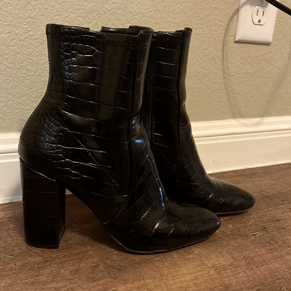 ALDO black leather crocodile ankle boots - 6.5